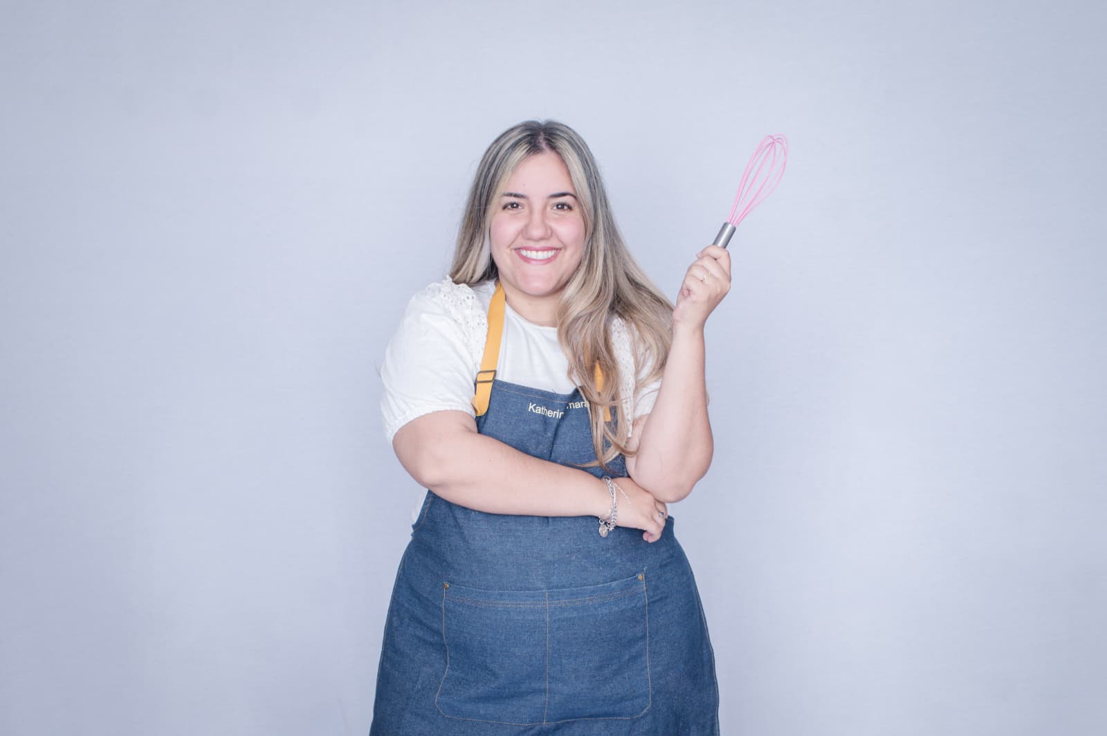 Kathy preparando postres